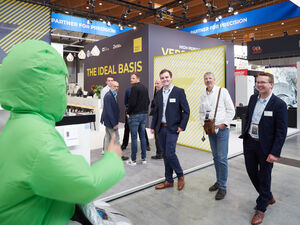 Und bei allen Bildern mit Huby drauf: „Erstmals mit dabei: Das neue Maskottchen Huby der aufsehenerregenden Besucherwerbekampagne rund um UGO (Unknown Grinding Objects).