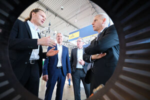 Roland Bleinroth, Messe Stuttgart, Dr. Markus Heering, VDW, Björn Köbler und Armin Ranzenberger, beide Fa. Köbler, und Dr. Patrick Rapp, Staatssekretär im Ministerium für Wirtschaft, Arbeit und Tourismus des Landes Baden-Württemberg