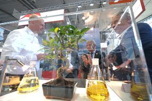 Dr. Patrick Rapp, Staatssekretär im Ministerium für Wirtschaft, Arbeit und Tourismus des Landes Baden-Württemberg, Dr. Markus Heering, Geschäftsführer VDW, und Roland Bleinroth, Geschäftsführer Messe Stuttgart