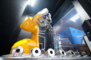 Gegen den Fachkräftemangel: Eine Antwort ist die Automatisierung bestehender Fertigungsprozesse und die Einrichtung eines mannlosen Betriebes wie beispielsweise am Stand der Nagel GmbH aus Nürtingen zu erleben.