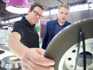 Neue Ansätze zur Reduzierung der Feinstaubbelastung: Zur Fertigung hartstoffbeschichteter Bremsscheiben präsentiert die Emag GmbH aus Salach Teile der Prozesskette und neben ihrer Bremsscheibenschleifmaschine VLC 450 DG auch Brems- und Schleifscheiben.