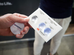 Neben Maschinen, Werkzeugen und Verfahren stellen Aussteller aus aller Welt ihre neusten Produkte und Entwicklung aus dem Bereich der Abrasivstoffe vor.