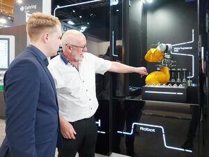 Gegen den Fachkräftemangel: Eine Antwort ist die Automatisierung bestehender Fertigungsprozesse und die Einrichtung eines mannlosen Betriebes wie beispielsweise am Stand der Nagel GmbH aus Nürtingen zu erleben.