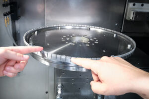 Neue Ansätze zur Reduzierung der Feinstaubbelastung: Zur Fertigung hartstoffbeschichteter Bremsscheiben präsentiert die Emag GmbH aus Salach Teile der Prozesskette und neben ihrer Bremsscheibenschleifmaschine VLC 450 DG auch Brems- und Schleifscheiben.