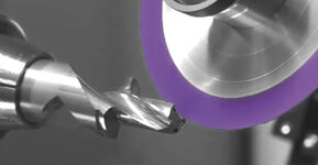 Elastisch gebundene Diamantwerkzeuge spielen ihre Stärken überall dort aus, wo hochharte Werkstoffe wie Hartmetall präzise bearbeitet werden müssen. Foto: Artifex