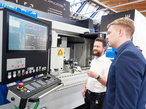 Die Firma NSH Technology GmbH aus Chemnitz zeigt für das universelle Außenrundschleifen seine neuste Wotan S3A.