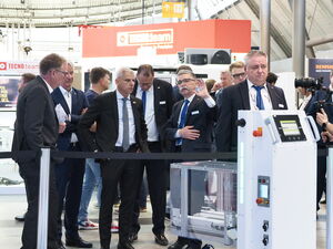 Dr. Patrick Rapp, Staatssekretär im Ministerium für Wirtschaft, Arbeit und Tourismus des Landes Baden-Württemberg, Dr. Markus Heering, Geschäftsführer VDW, und Roland Bleinroth, Geschäftsführer Messe Stuttgart