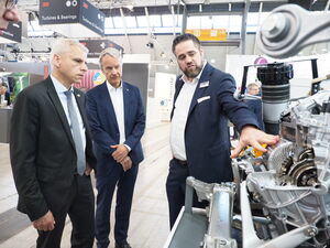 Dr. Patrick Rapp, Staatssekretär im Ministerium für Wirtschaft, Arbeit und Tourismus des Landes Baden-Württemberg, Dr. Markus Heering, Geschäftsführer VDW, und Roland Bleinroth, Geschäftsführer Messe Stuttgart