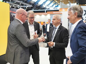 Dr. Patrick Rapp, Staatssekretär im Ministerium für Wirtschaft, Arbeit und Tourismus des Landes Baden-Württemberg, Dr. Markus Heering, Geschäftsführer VDW, und Roland Bleinroth, Geschäftsführer Messe Stuttgart