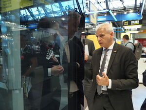 Dr. Patrick Rapp, Staatssekretär im Ministerium für Wirtschaft, Arbeit und Tourismus des Landes Baden-Württemberg, Dr. Markus Heering, Geschäftsführer VDW, und Roland Bleinroth, Geschäftsführer Messe Stuttgart