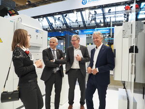 Dr. Patrick Rapp, Staatssekretär im Ministerium für Wirtschaft, Arbeit und Tourismus des Landes Baden-Württemberg, Dr. Markus Heering, Geschäftsführer VDW, und Roland Bleinroth, Geschäftsführer Messe Stuttgart