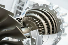 Elastische Schleif- und Polierwerkzeuge sind in den verschiedensten Branchen im Einsatz. In der Metallbearbeitung veredeln sie Oberflächen von feinsten chirurgischen Instrumenten bis hin zu hochbelastbaren Turbinenschaufeln. Foto: VDW / Rainer Jensen