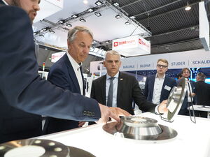 Dr. Patrick Rapp, Staatssekretär im Ministerium für Wirtschaft, Arbeit und Tourismus des Landes Baden-Württemberg, Dr. Markus Heering, Geschäftsführer VDW, und Roland Bleinroth, Geschäftsführer Messe Stuttgart