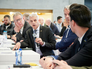 Dr. Patrick Rapp, Staatssekretär im Ministerium für Wirtschaft, Arbeit und Tourismus des Landes Baden-Württemberg, Dr. Markus Heering, Geschäftsführer VDW, und Roland Bleinroth, Geschäftsführer Messe Stuttgart
