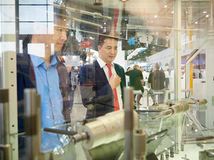 Die GrindingHub 2024 ist in vollem Gang. Vier Tage lang dreht sich in den Stuttgarter Messehallen alles rund um Schleiftechnik – Maschinen, Werkzeuge, Verfahren und die neuesten Technik-Trends in diesem Bereich.