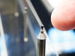 Im wachsenden Markt der Mikrowerkzeuge ermöglicht die Lasertec 50 Shape Femto des deutsch-japanischen Konzerns DMG Mori die Fertigung von Mikrofräsern im Durchmesserbereich von 0,5 mm, beispielweise für die Oberflächenstrukturierung.