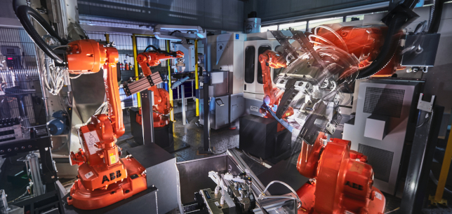 CNC-Schleifmaschinen mit robotergesteuerten Zuführsystemen in der digitalen Produktion